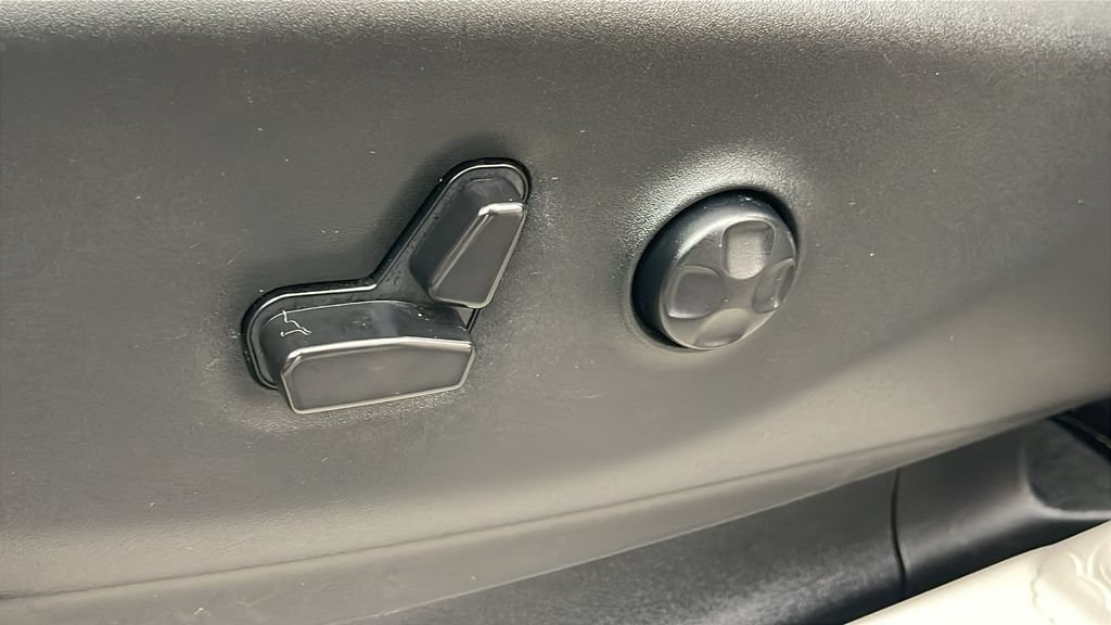 Used 2024 Chrysler Pacifica Touring-L FWD image 18