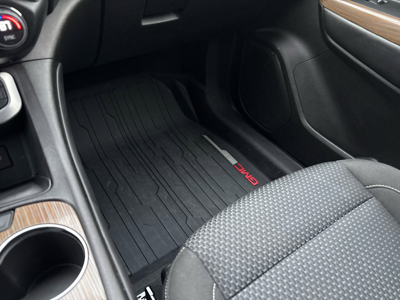 Used 2023 GMC Acadia SLE w/ Driver Convenience Package image 19