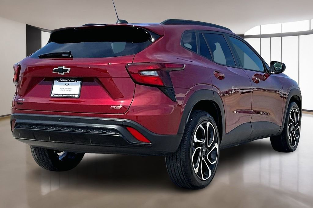 Used 2025 Chevrolet Trax RS w/ Sunroof Package image 2