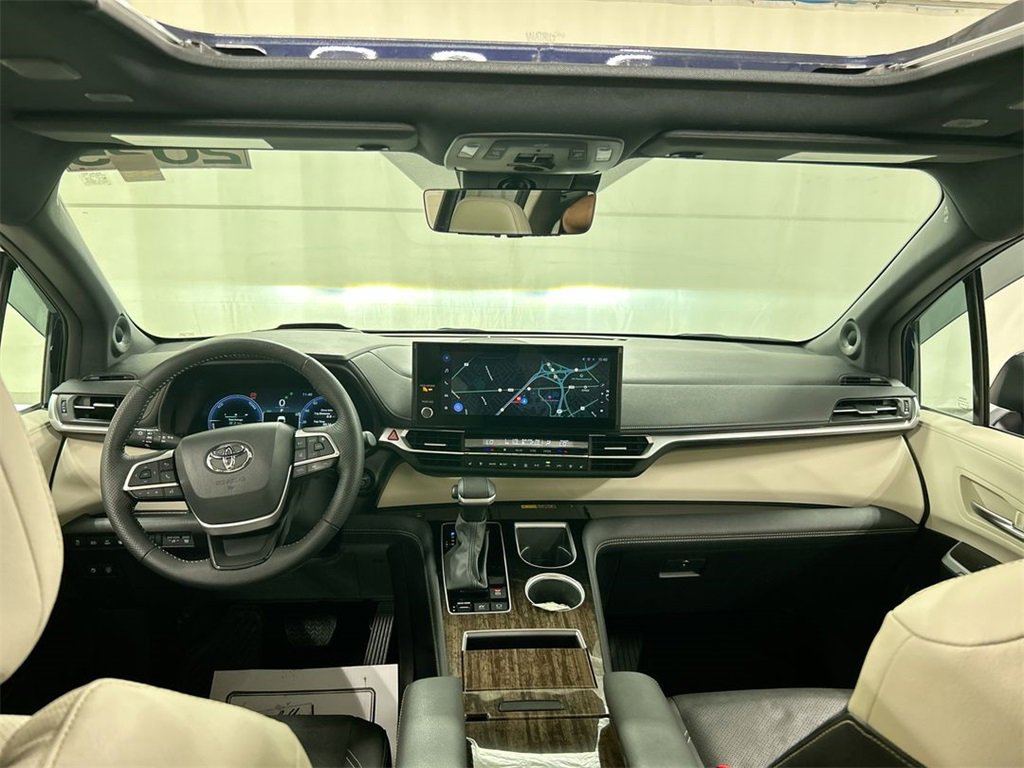 Used 2025 Toyota Sienna Platinum image 26
