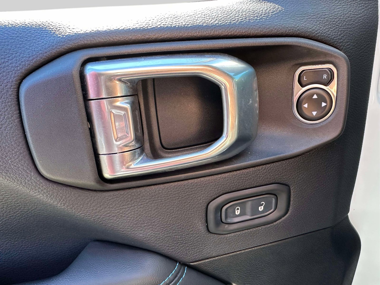 Used 2024 Jeep Wrangler High Altitude AWD/4WD image 17