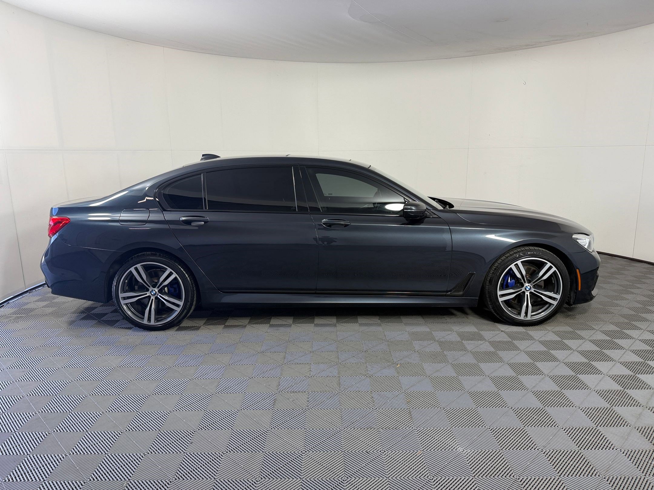 Used 2019 BMW 740i w/ Executive Package RWD image 8