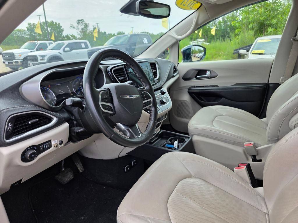 Used 2021 Chrysler Pacifica Touring-L w/ Uconnect Theater Family Group FWD image 18