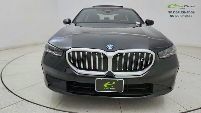 Used 2024 BMW i5 eDrive40i w/ Convenience Package RWD image 2