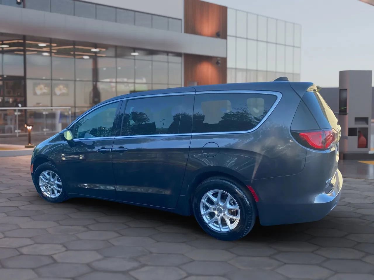 Used 2023 Chrysler Voyager LX image 8