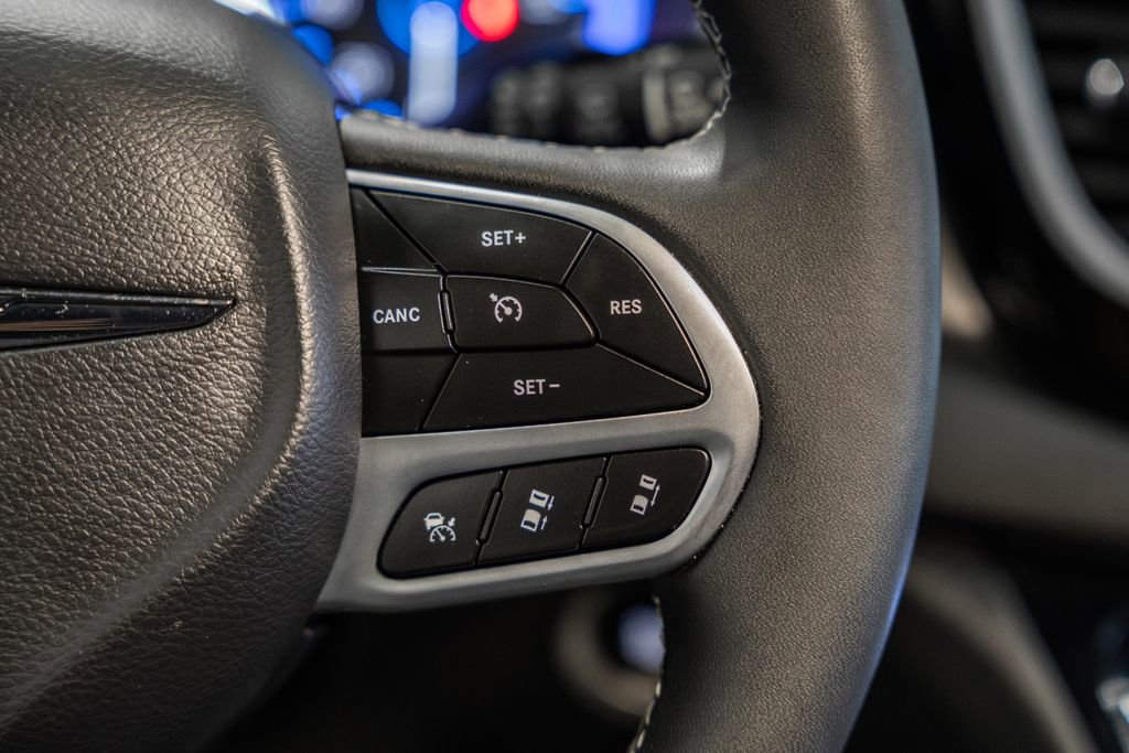 Used 2025 Chrysler Pacifica Select image 32