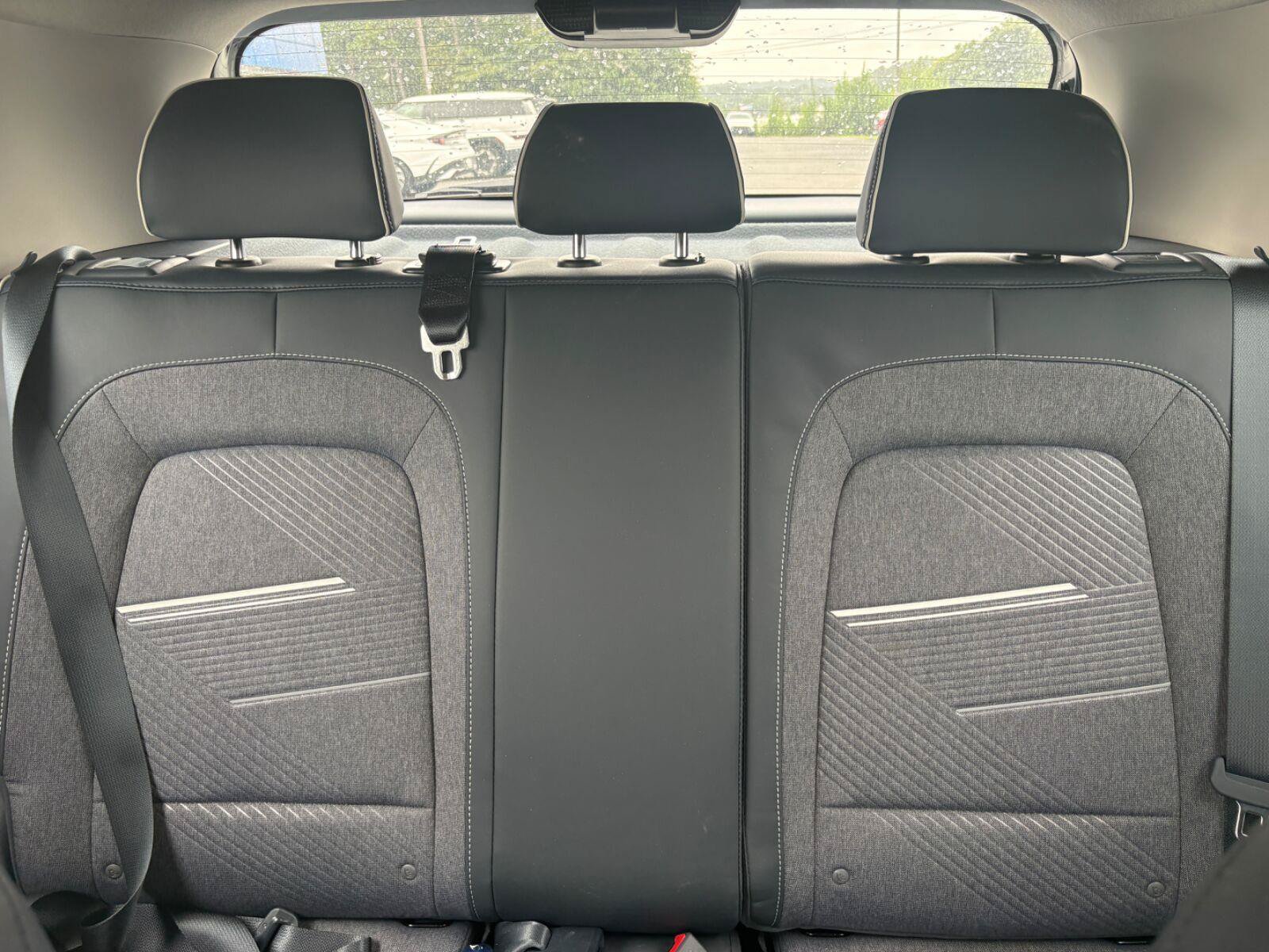 Used 2025 Hyundai Venue Limited FWD image 17