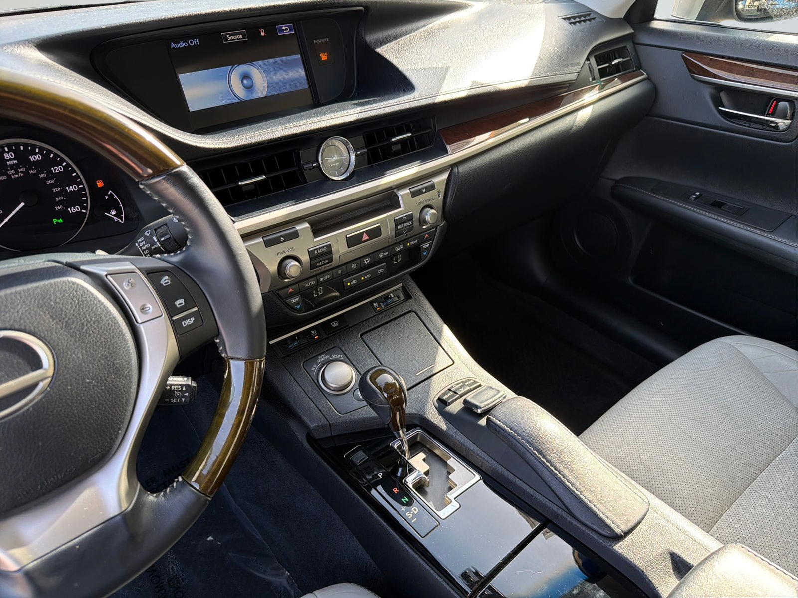 Used 2015 Lexus ES 350 w/ Luxury Package FWD image 17