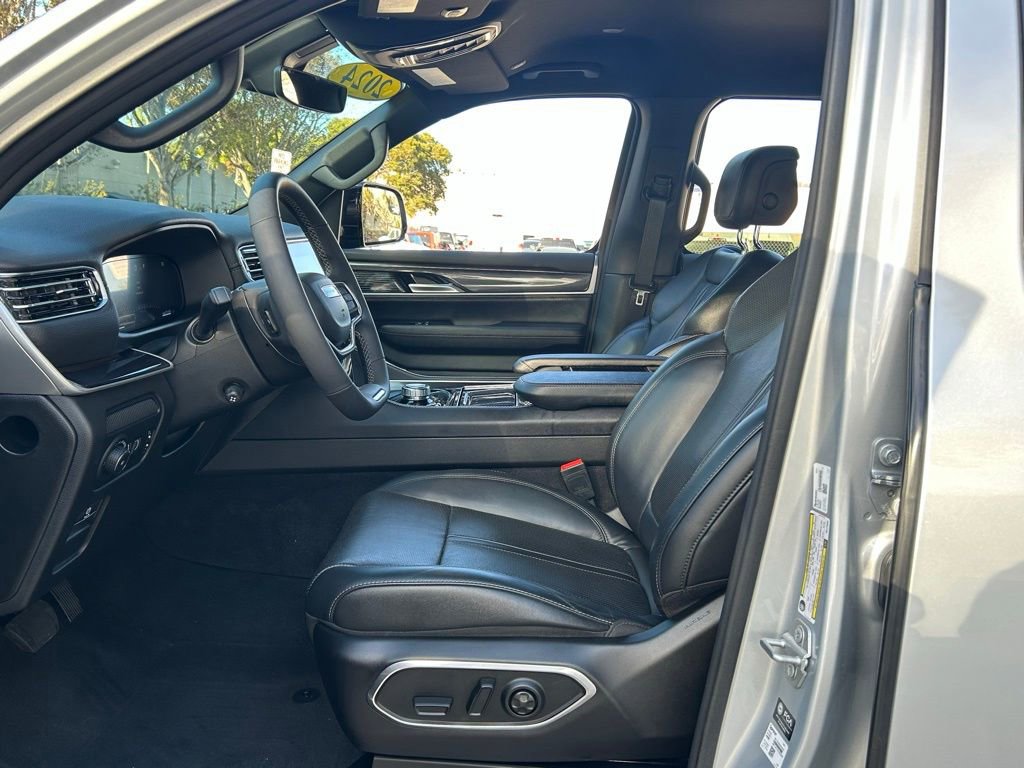 Certified 2024 Jeep Wagoneer L Base image 17