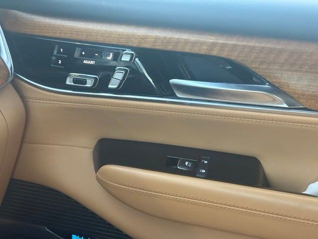 Used 2022 Jeep Grand Wagoneer Series III w/ Rear Seat Video Group 1 AWD/4WD image 19