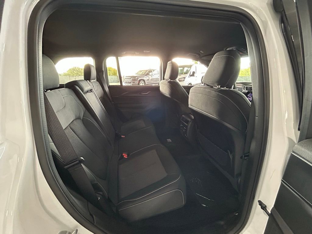 Used 2025 Jeep Grand Cherokee Laredo image 41