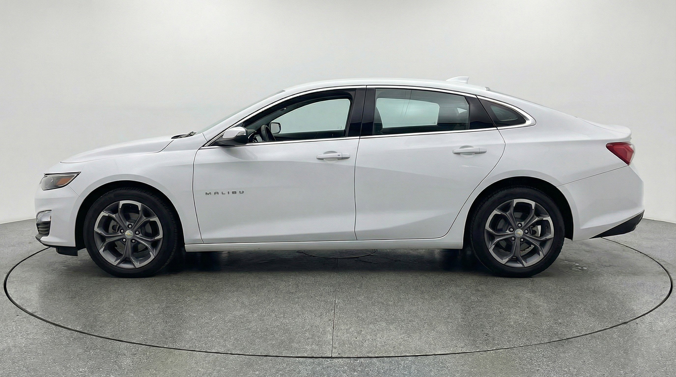 Used 2024 Chevrolet Malibu LT FWD image 5