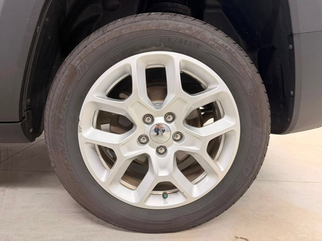 Used 2018 Jeep Renegade Latitude w/ Cold Weather Group AWD/4WD image 21