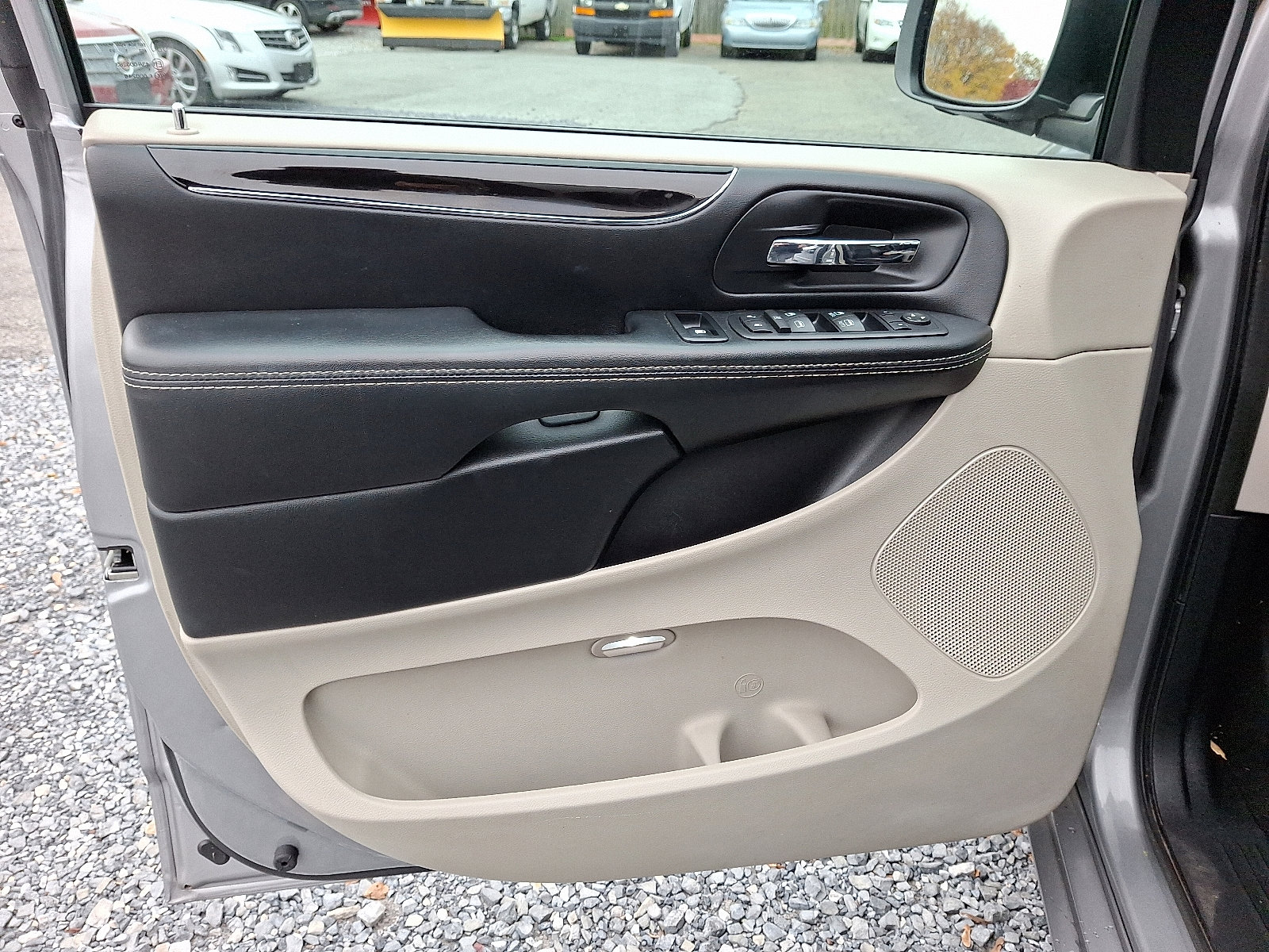 Used 2017 Dodge Grand Caravan SXT image 15