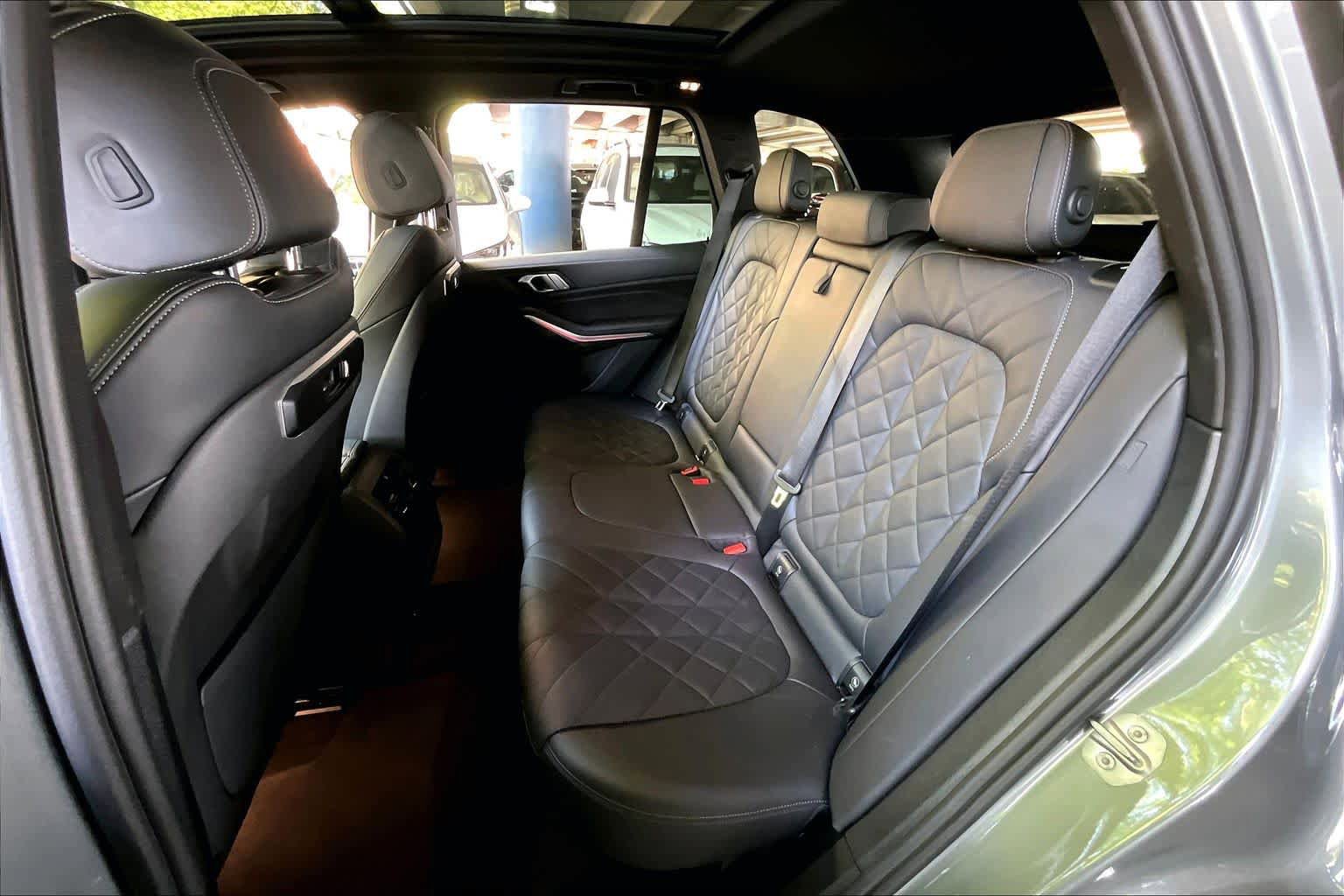 Used 2024 BMW X5 xDrive50e w/ Parking Assistance Package AWD/4WD image 19