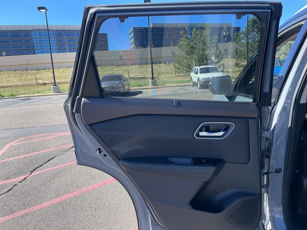 Used 2022 Nissan Rogue Platinum w/ Head-Up Display Package image 13