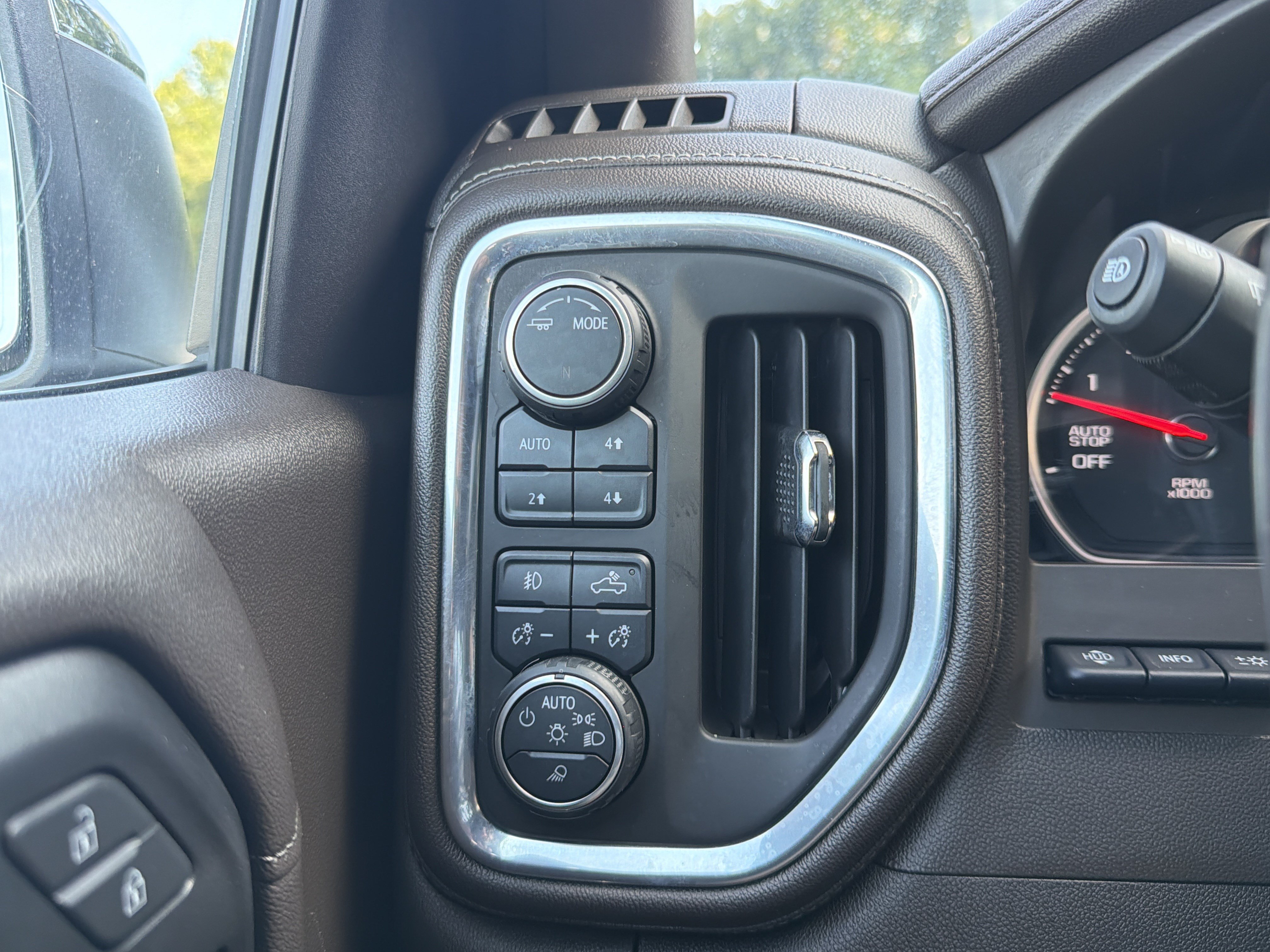 Certified 2020 Chevrolet Silverado 1500 LTZ AWD/4WD image 31