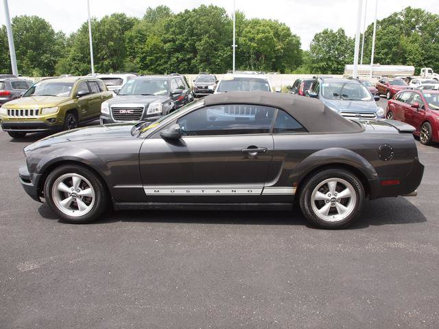 Used 2007 Ford Mustang Convertible RWD image 3