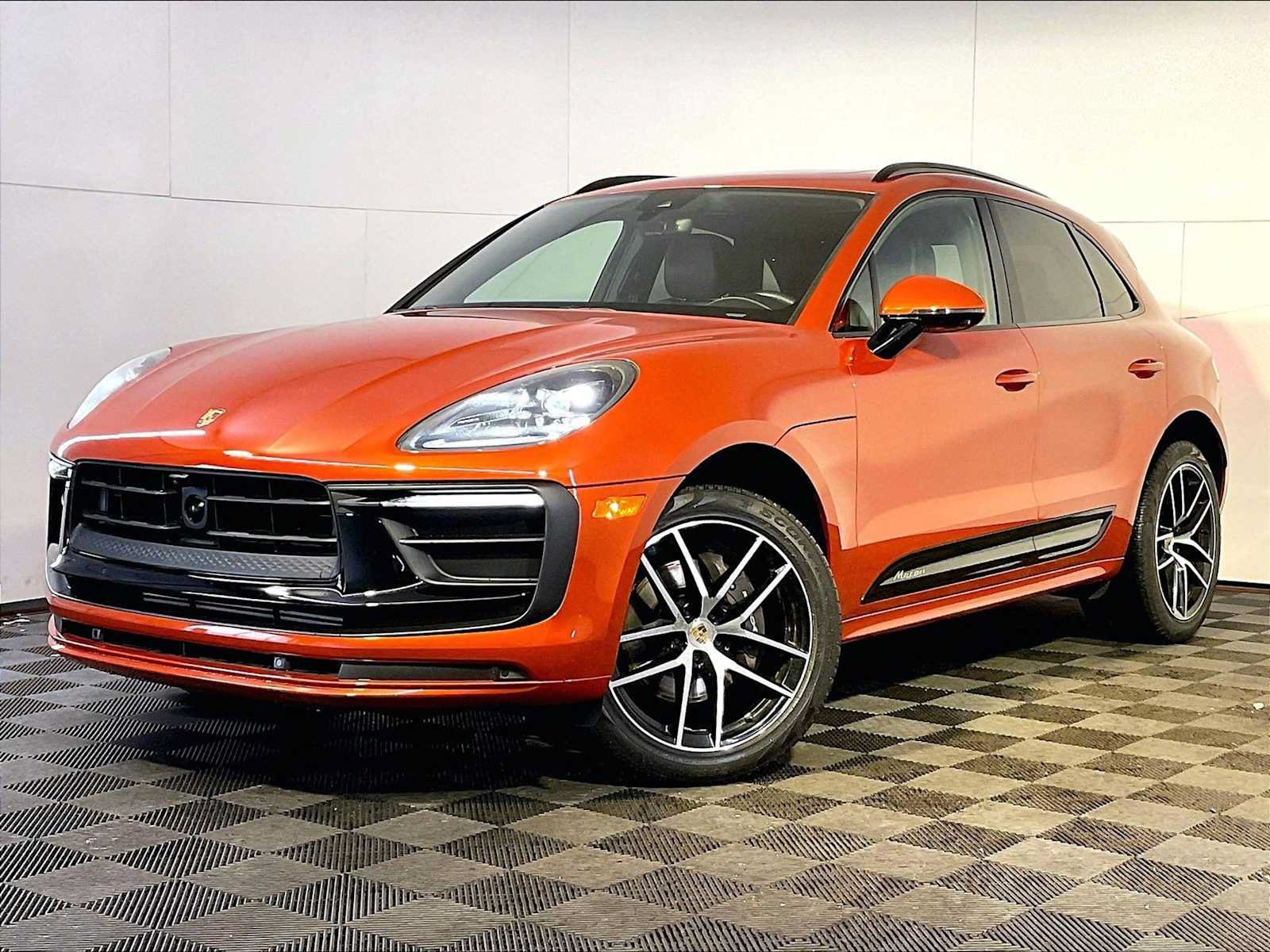 Certified 2024 Porsche Macan AWD/4WD image 1