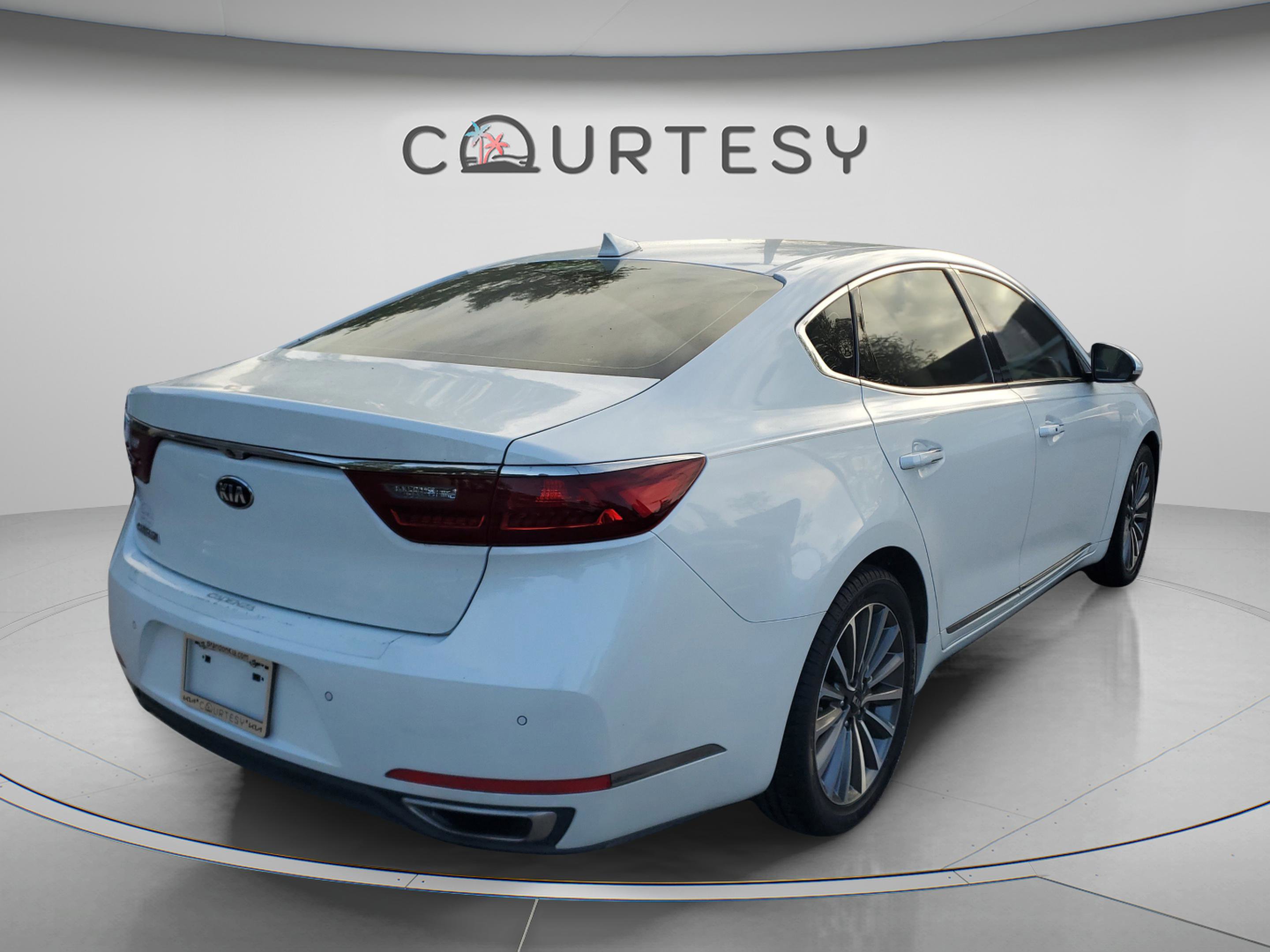 Certified 2019 Kia Cadenza Premium image 3