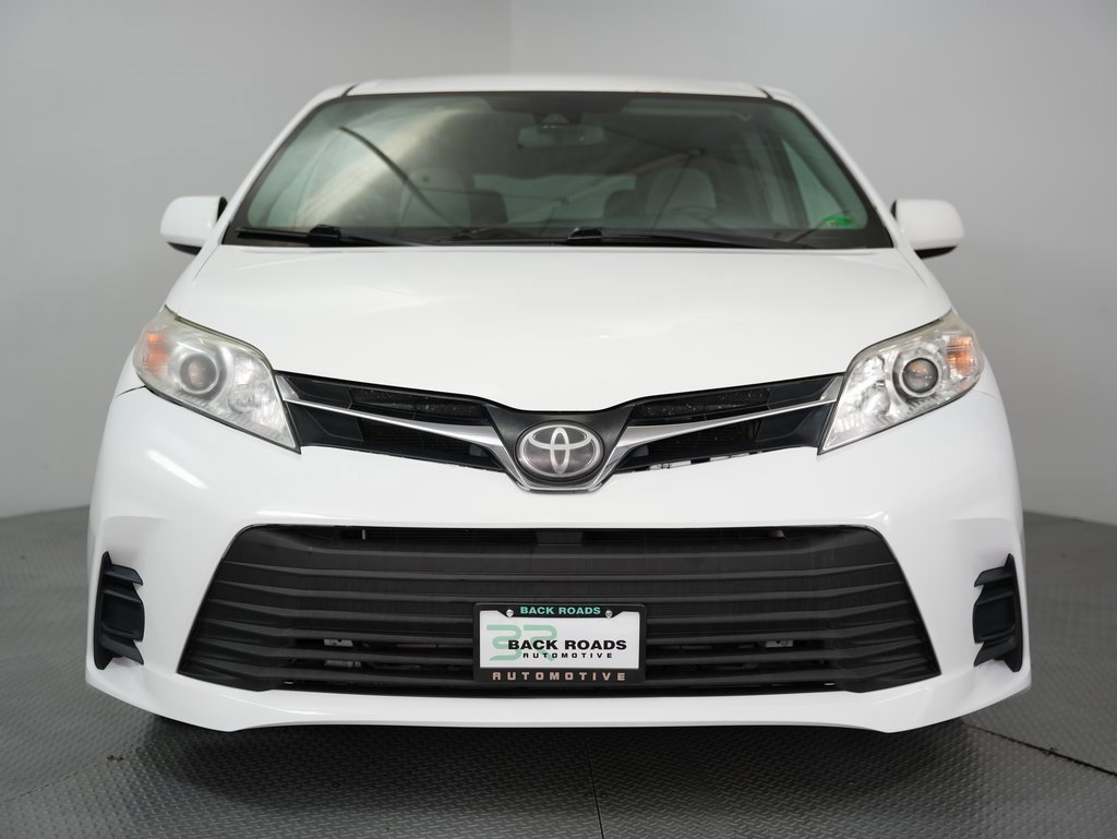 Used 2018 Toyota Sienna LE image 2