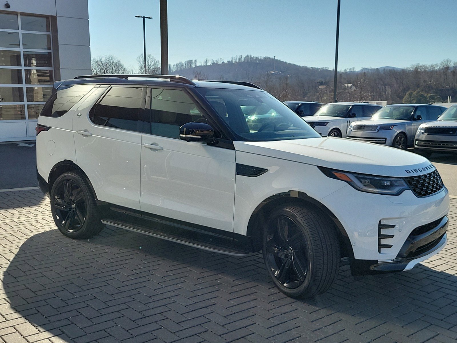 Certified 2025 Land Rover Discovery Dynamic SE AWD/4WD image 3