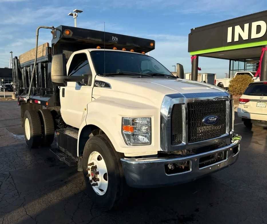 Used 2017 Ford F750 2WD Regular Cab Super Duty image 2