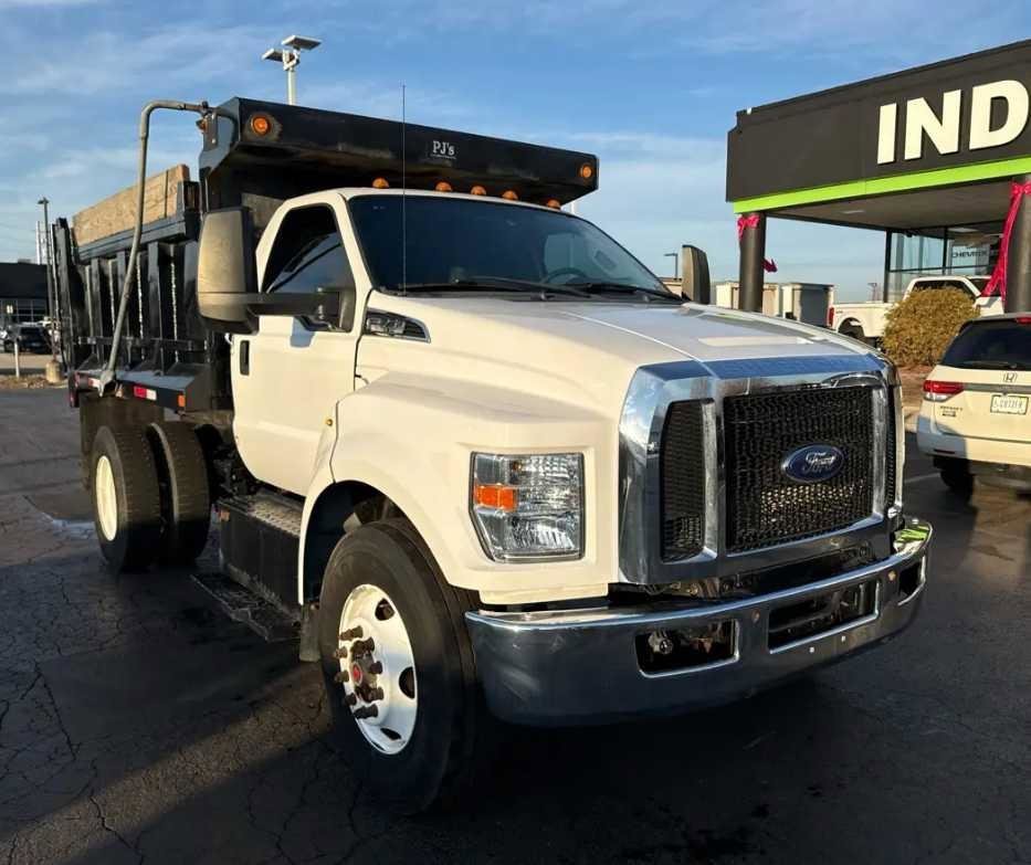 Used 2017 Ford F750 2WD Regular Cab Super Duty image 2