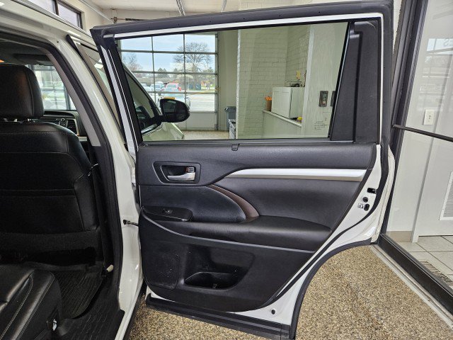 Used 2016 Toyota Highlander XLE image 17