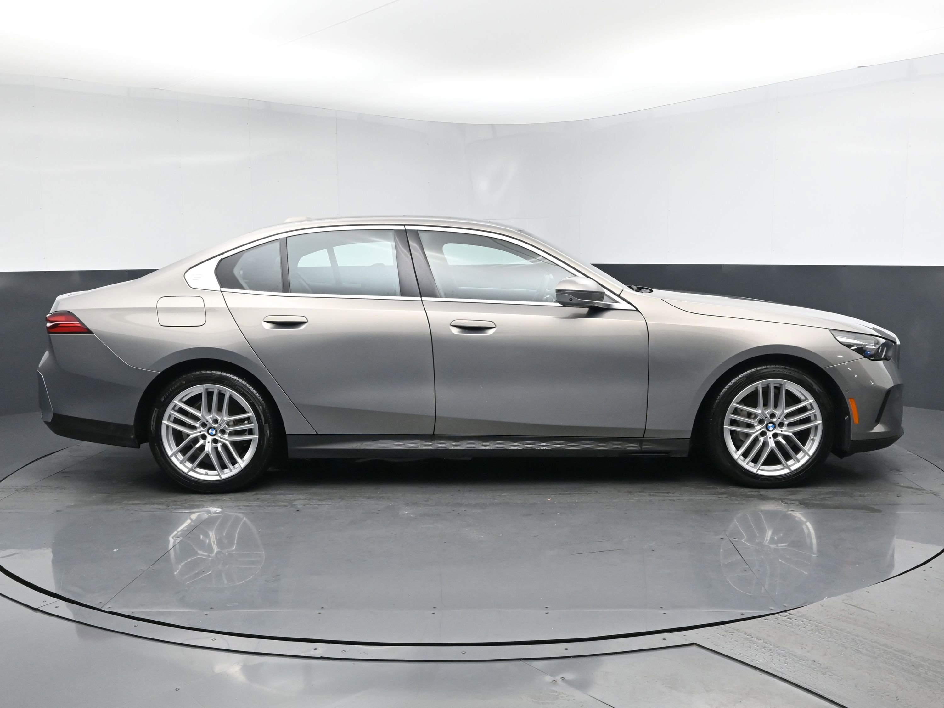 Used 2024 BMW 530i xDrive image 3