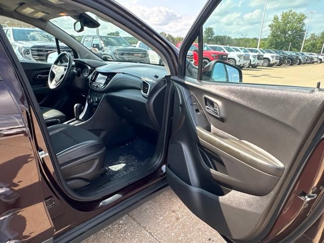 Used 2022 Chevrolet Trax LT w/ LT Convenience Package AWD/4WD image 39