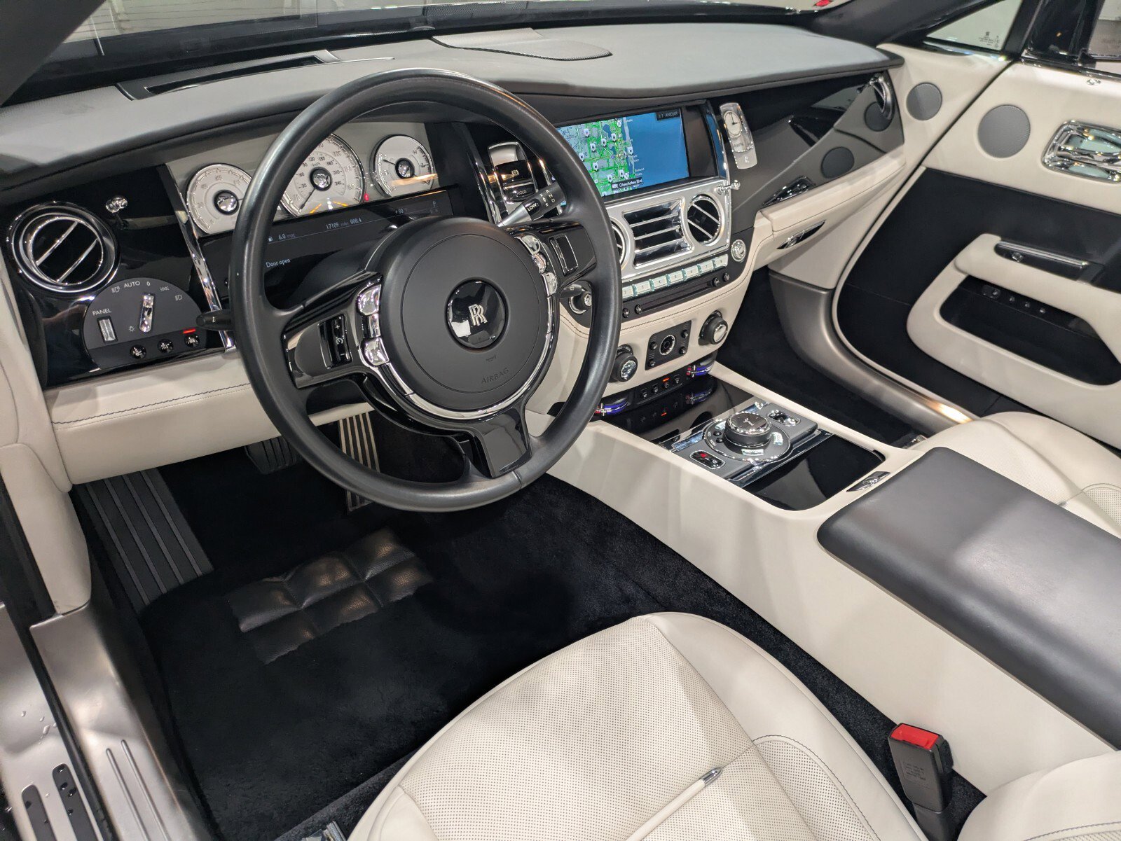 Used 2019 Rolls-Royce Dawn image 7