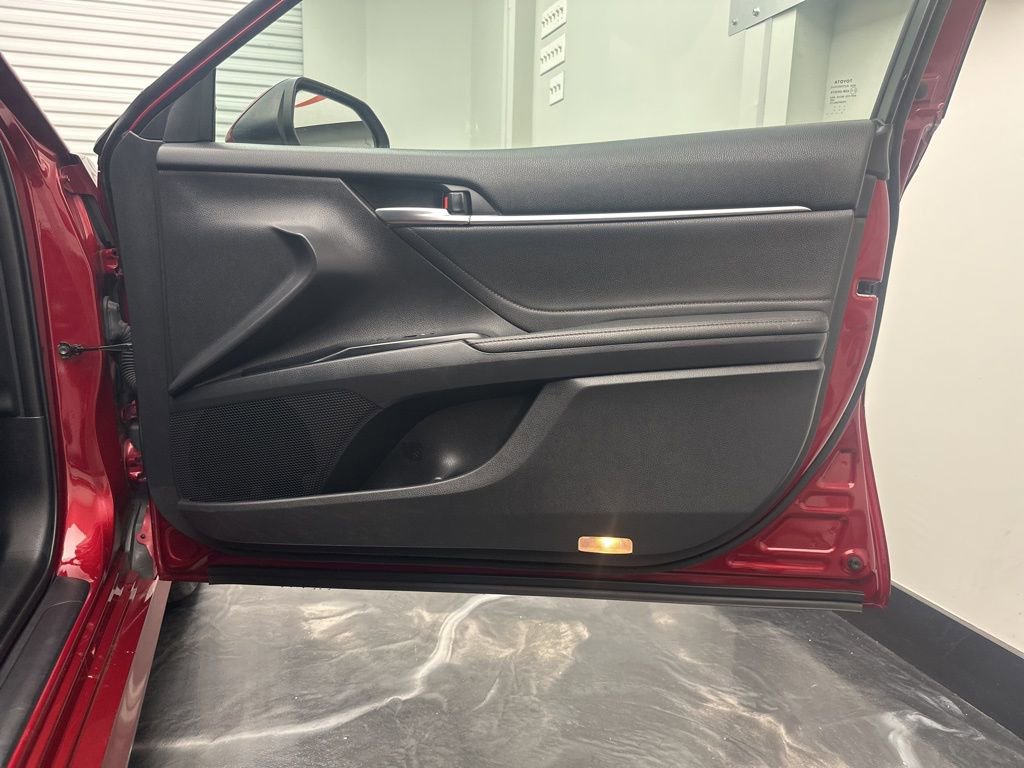 Used 2018 Toyota Camry XLE image 10
