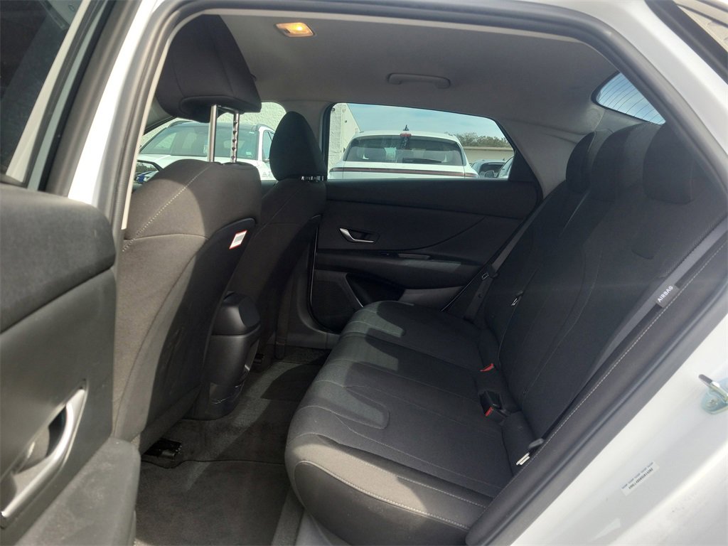 Certified 2025 Hyundai Elantra SE image 10