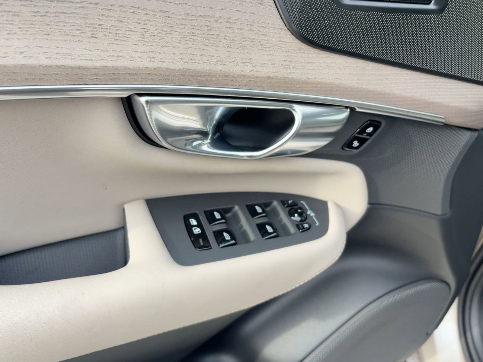 New 2026 Volvo XC90 T8 Plus w/ Protection Package Premier image 13