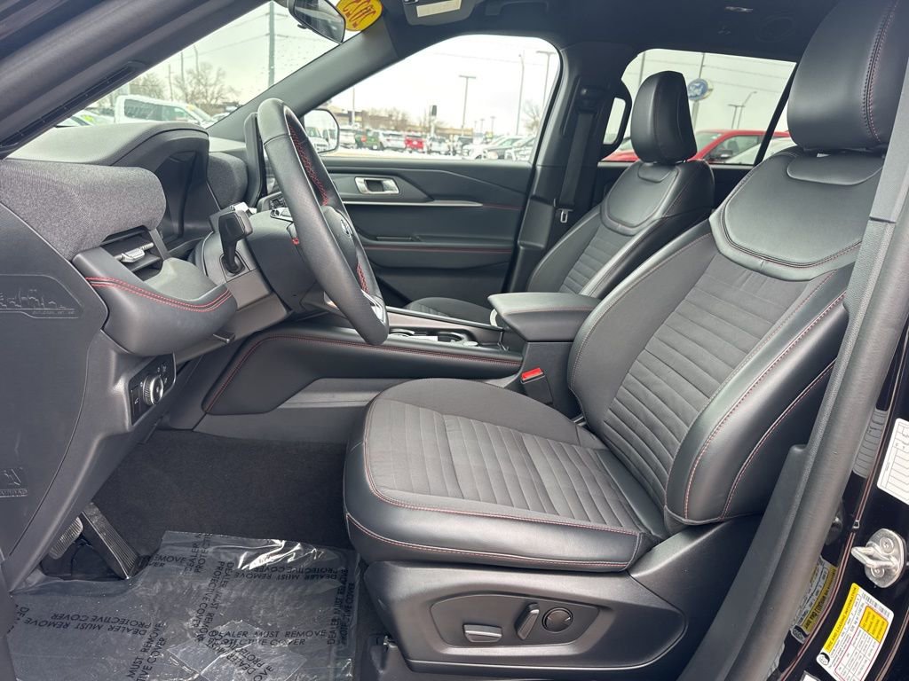 Used 2025 Ford Explorer ST-Line w/ ST-Line Street Pack image 4