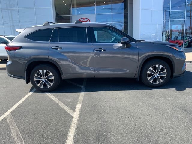 Used 2022 Toyota Highlander XLE image 2