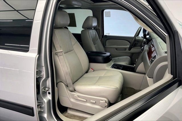 Used 2013 Chevrolet Avalanche LT AWD/4WD image 6