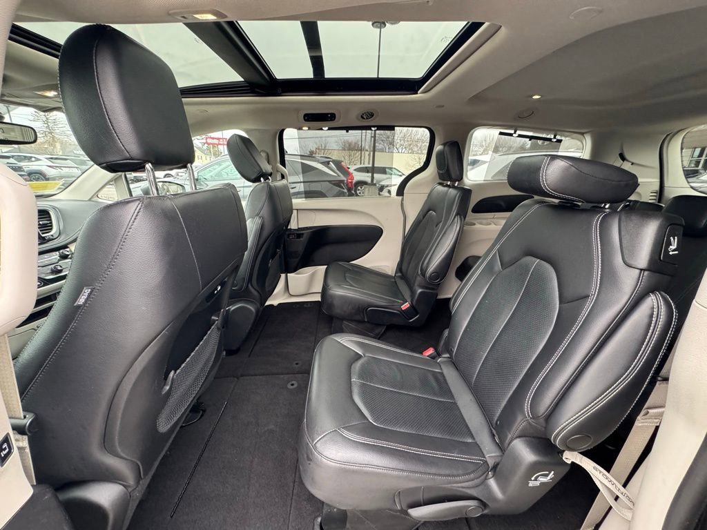 Used 2022 Chrysler Pacifica Touring-L image 15