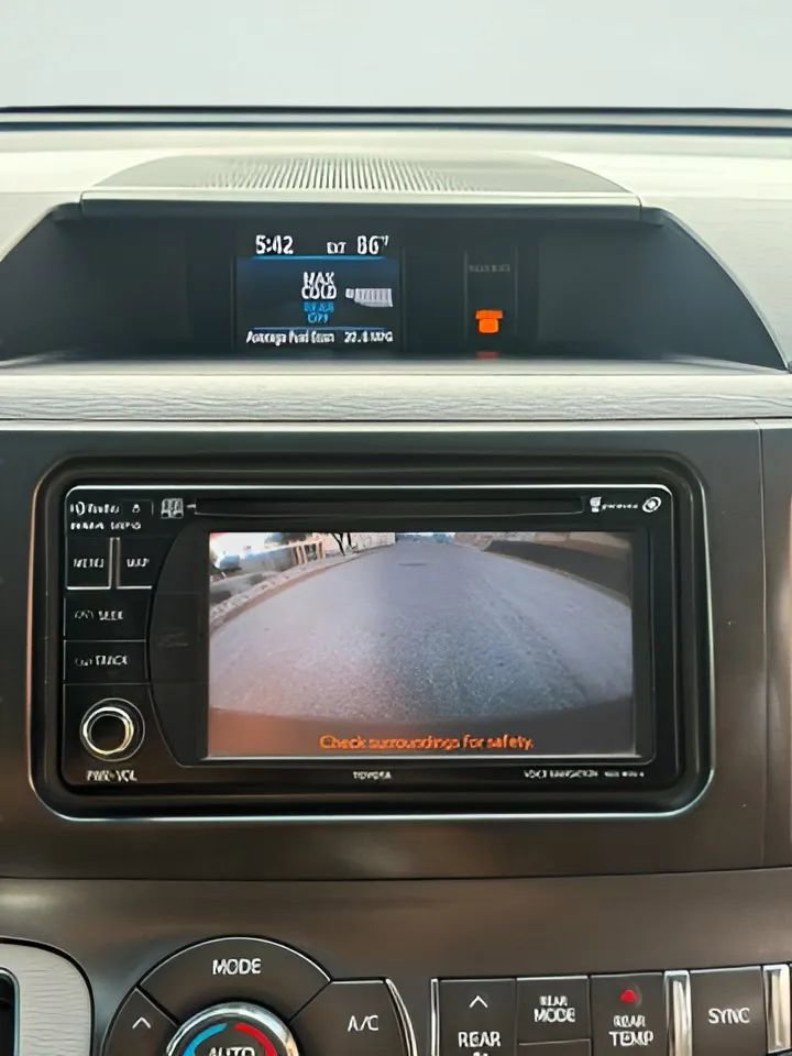 Used 2014 Toyota Sienna XLE image 36