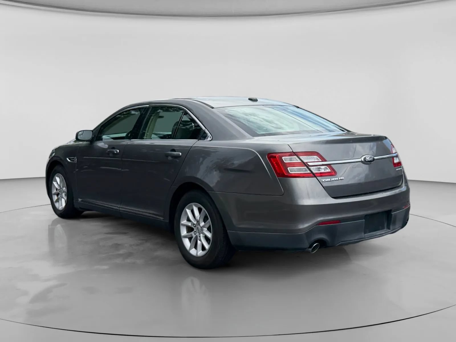 Used 2014 Ford Taurus SE FWD image 3