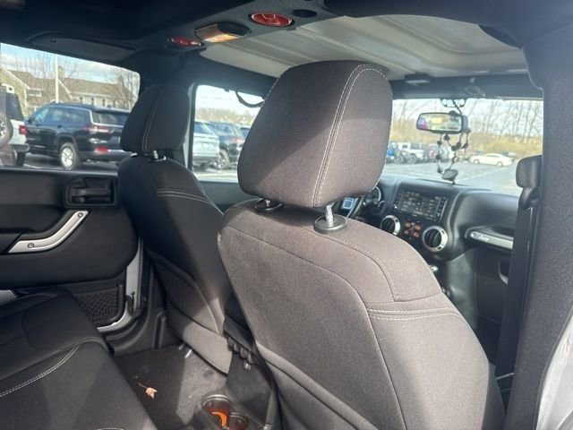 Used 2016 Jeep Wrangler Unlimited Sahara w/ Connectivity Group image 11