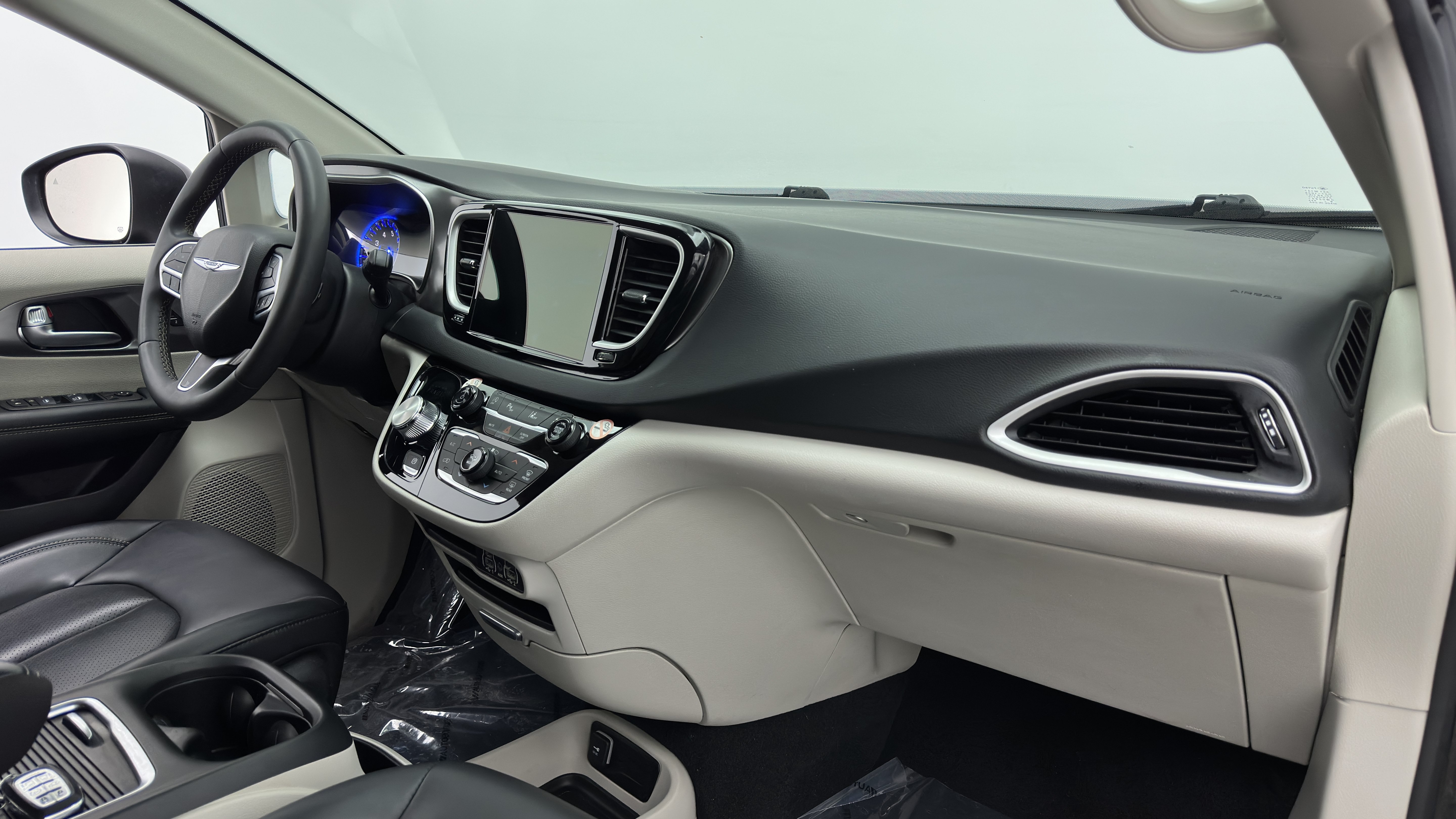 Used 2023 Chrysler Pacifica Touring-L FWD image 38