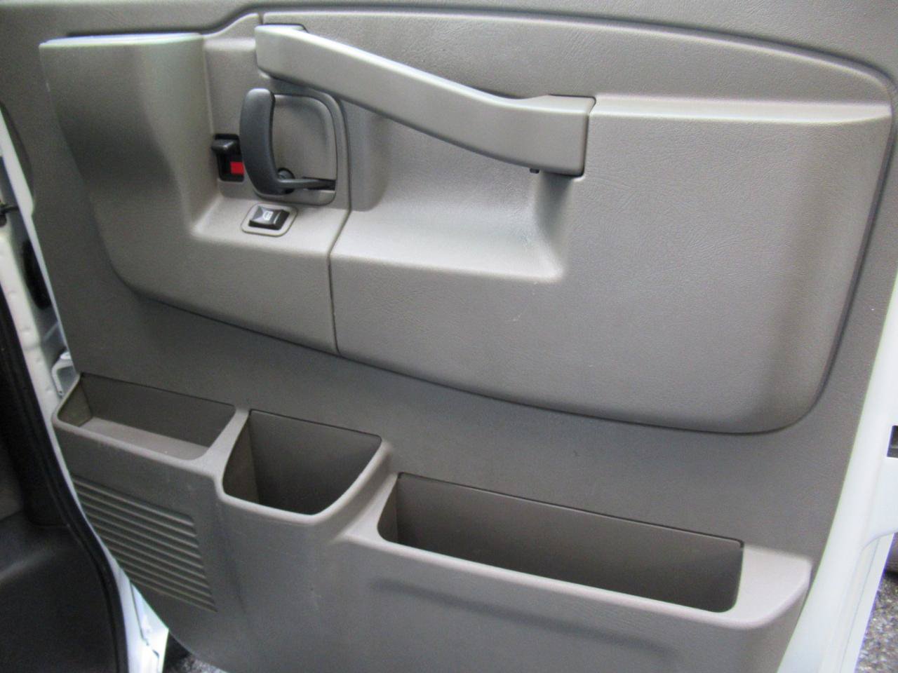Used 2017 Chevrolet Express 2500 RWD image 11