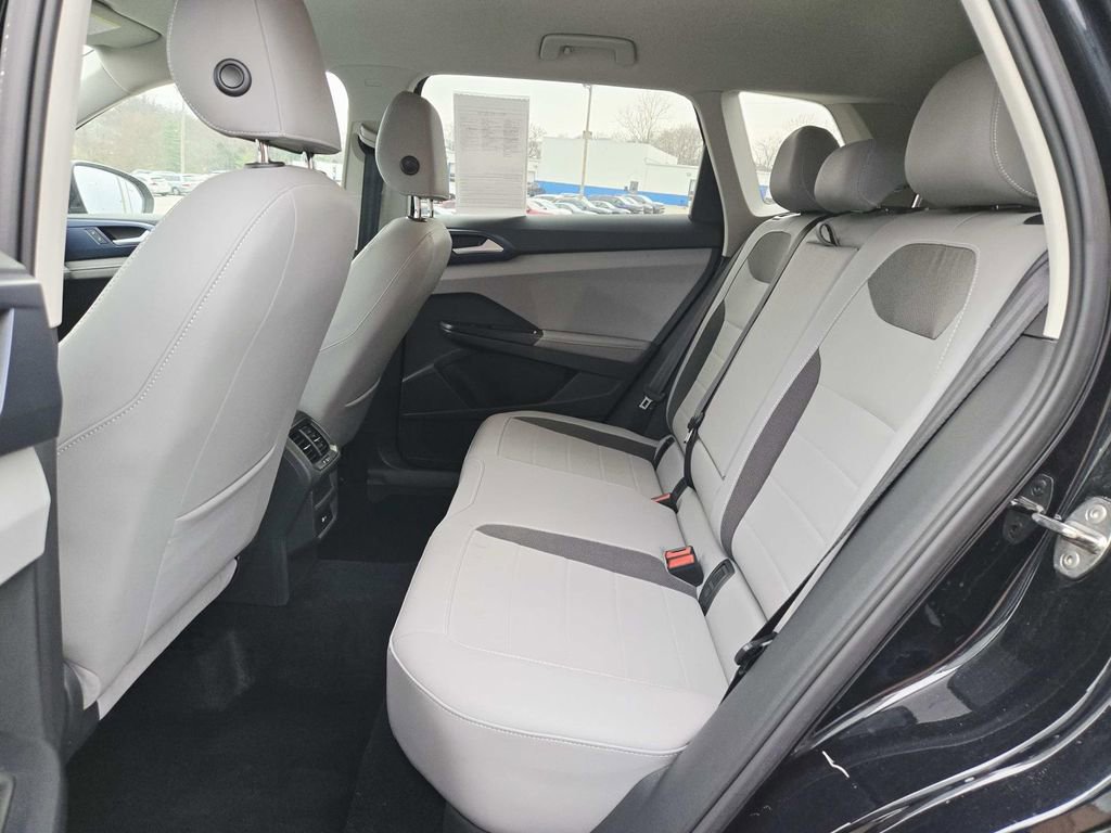 Used 2024 Volkswagen Taos SE image 12