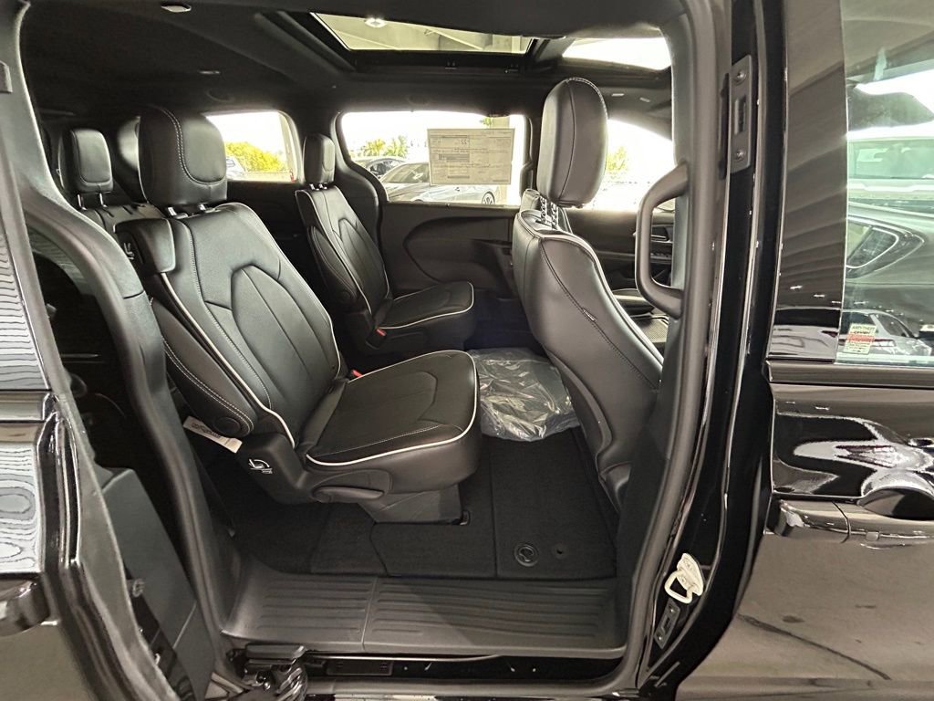 New 2026 Chrysler Pacifica Limited w/ S Appearance Package image 30