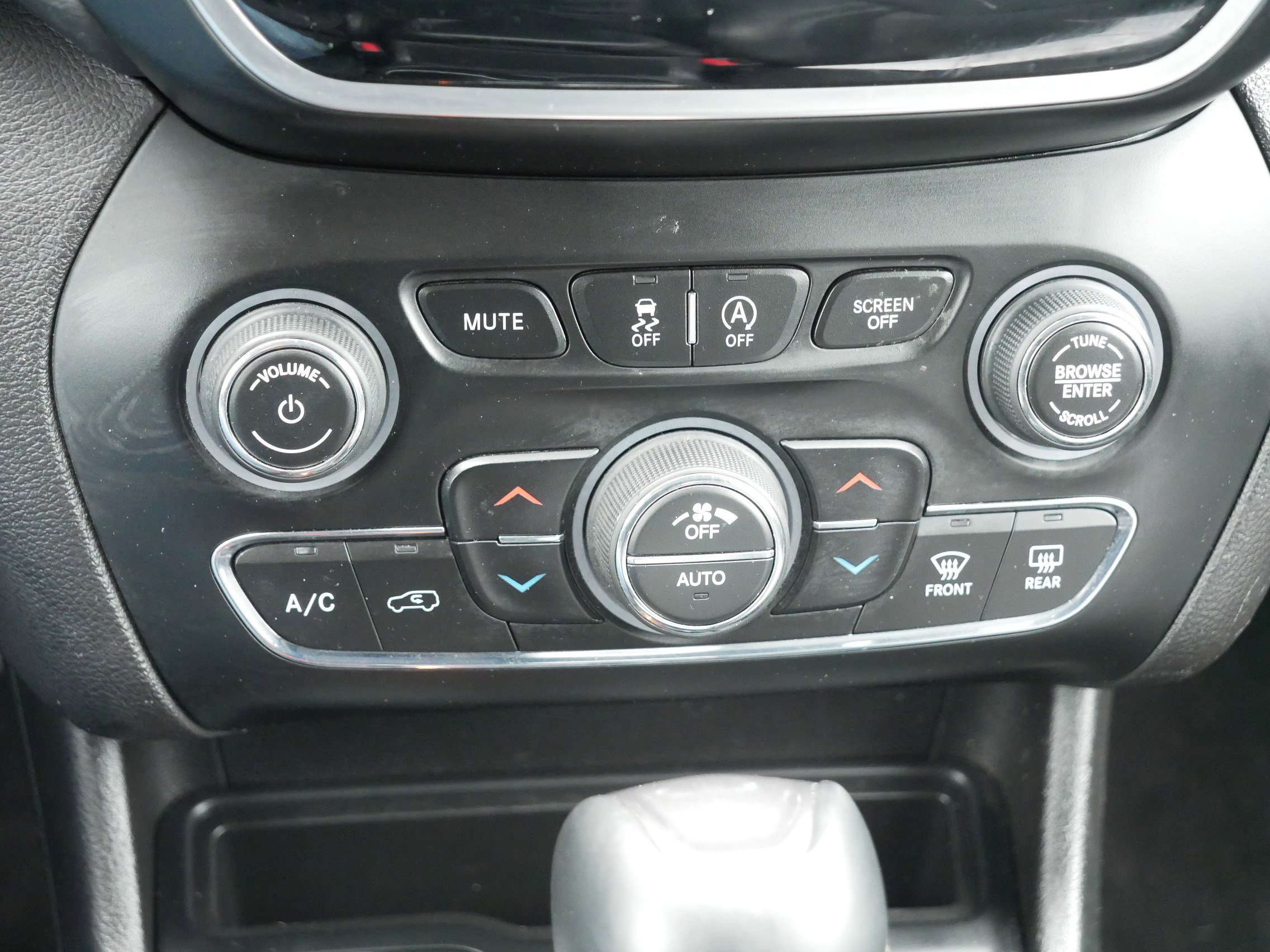 Used 2019 Jeep Cherokee Limited w/ Trailer Tow Group image 23