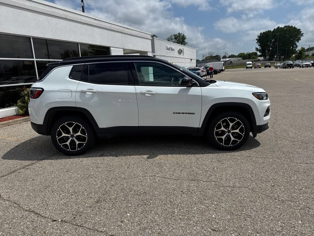 Used 2025 Jeep Compass Limited AWD/4WD image 2