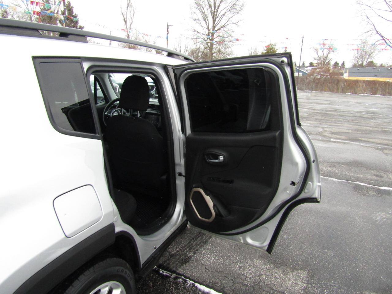 Used 2018 Jeep Renegade Latitude w/ Cold Weather Group FWD image 22