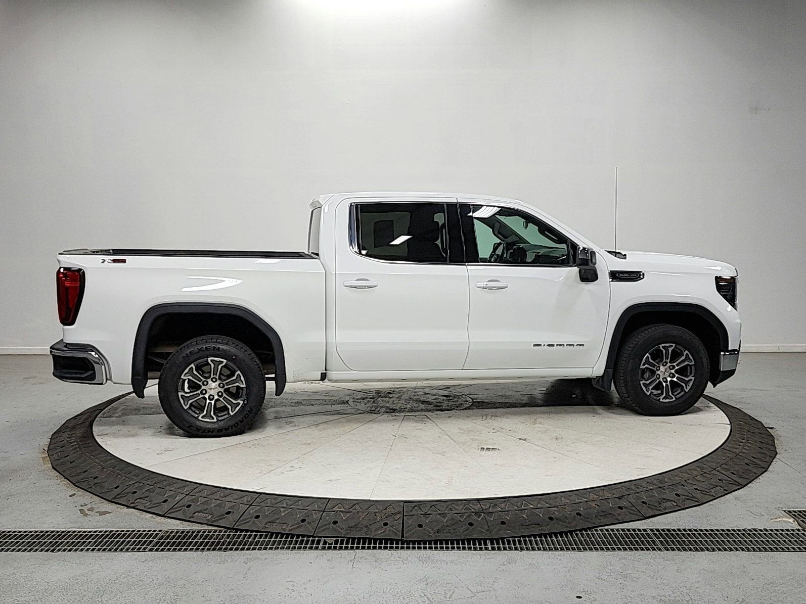 Used 2023 GMC Sierra 1500 SLE image 8